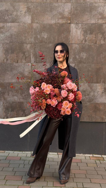 Букет з гортензій Magical Rubyred, гортензій Vienna, троянд Julietta, целозії Reprise Rose, протеї Barbigera, шипшини та екаліпту