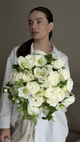 Букет з білих ранункулюсів та хелеборуса у світлому пакуванні