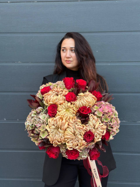 Букет з гортензій, хризантем, троянд та левкодендрону