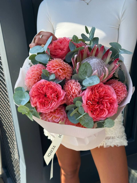 Букет з жоржин, троянд, протеї та евкаліпту