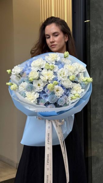 Букет з гортензій, сантіні, гвоздик та еустом 