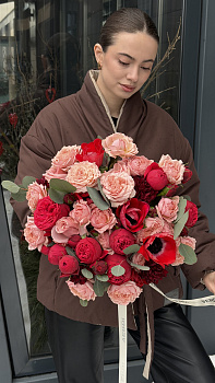 Букет з червоних та пудрових піоновидних троянд, анемонів та евкаліпту