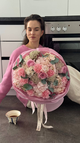 Букет з гортензії, троянд та гвоздик у рожевому пакуванні