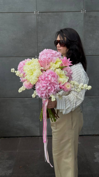 Букет з гортензій, хризантем, снігурів, жоржин та лілій