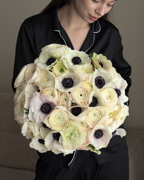 Букет з білих анемонів та кремових ранункулюсів