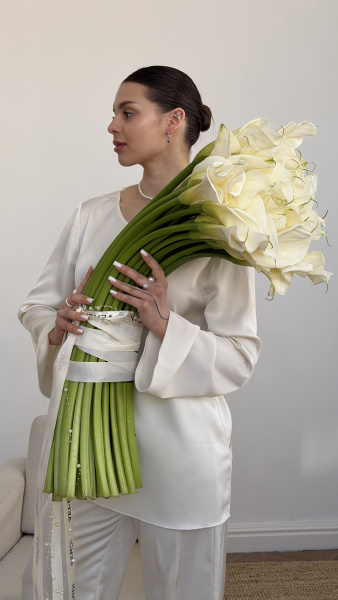 Величезний букет з білих кал та декором з перлів