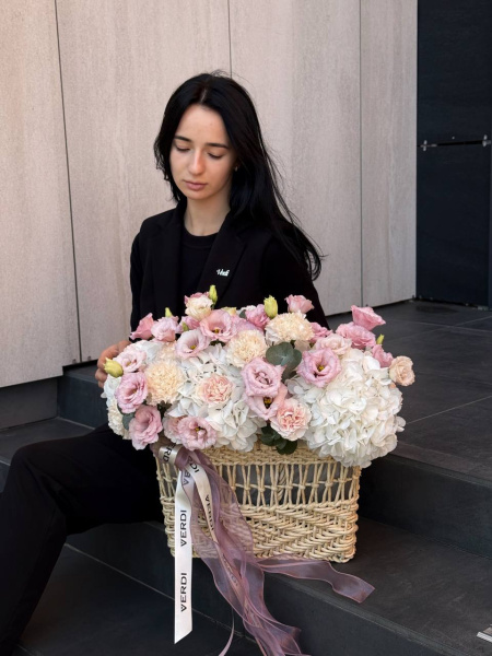 Композиція з гортензій, еустоми та гвоздик