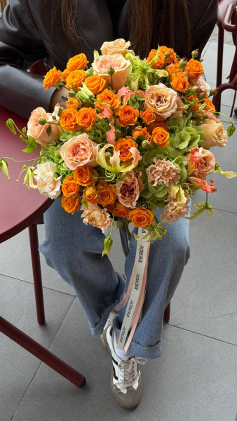 Букет з гортензій Blizzard, троянд Shimmer, троянд Orange Queen, гвоздик Pich Tea та глоріози Exotic Orange