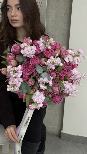 букет з тюльпанів, троянд Misty Bubbles, матіоли Iron Cherry та евкаліпту