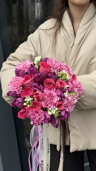 Букет з малинових троянд, фіолетових тюльпанів та сортових гвоздик