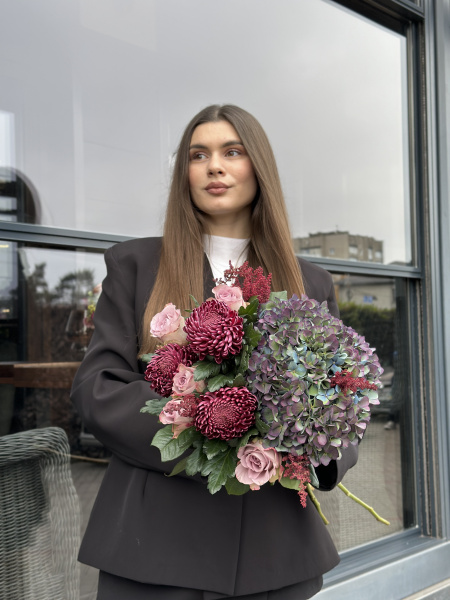 Букет з гортензій Pimpernel, троянд Memory Lane, хризантем Bigoudi Red та астільби