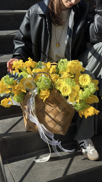 Корзина з жовтими герберами, орхідеями та зеленою вібурнумом