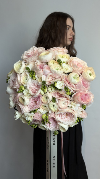 Букет з рожевих та кремових ранункулюсів і фрезій
