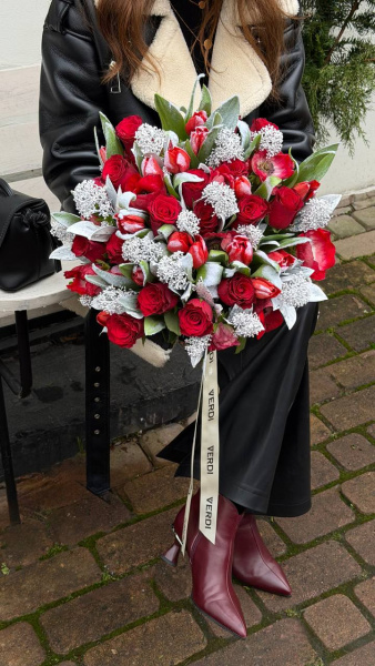 Букет з троянд Rodos, засніжених тюльпанів, анемони Mistral Red та скімії 