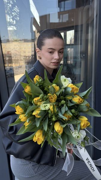 Букет з жовтих піоноподібних тюльпанів та білих ранункулюсів