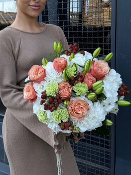 Букет з гортензій, троянд, лілій та гвоздик 