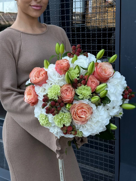 Букет з гортензій, троянд, лілій та гвоздик 