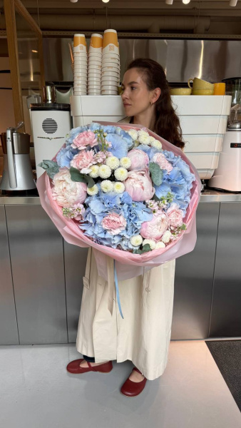 Букет з гортензій, півоній, матіоли та евкаліпту