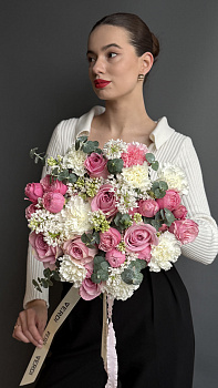 Букет з рожевих піоноподібних троянд, білих гвоздик та бузку з евкаліптом