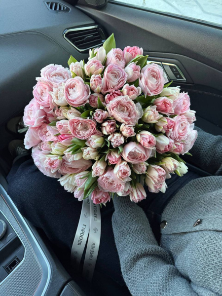 Букет з рожевих півонієподібних тюльпанів та ранункулюсів