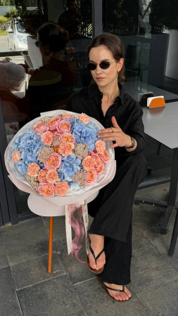 Букет з гортензії, кущової троянди, гвоздики та озатамусу