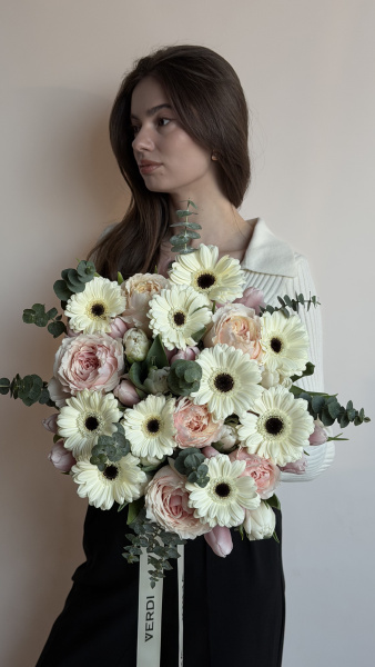 Букет з кремових гербер, піоноподібних троянд та евкаліпту