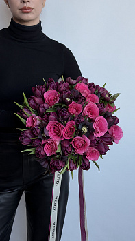 Букет з яскраво-рожевих троянд та темно-пурпурових піоноподібних тюльпанів