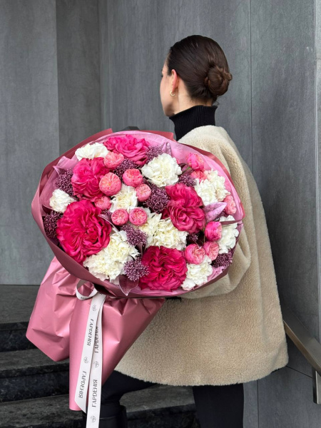 Букет з піоновидних троянд Country Blues та Royal Blush зі скімією у рожевому пакуванні