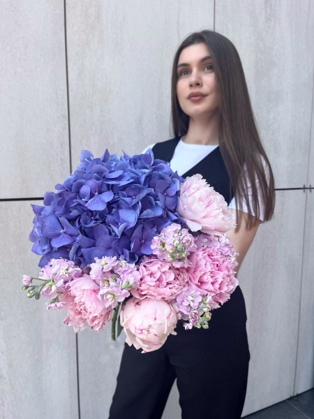 Букет з гортензії, півонії та матіоли 