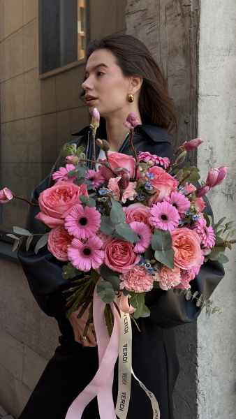 Букет з яскраво-рожевих гербер, півонієподібних троянд та магнолії з евкаліптом
