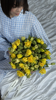 Букет з жовтих нарцисів та гіацинтів