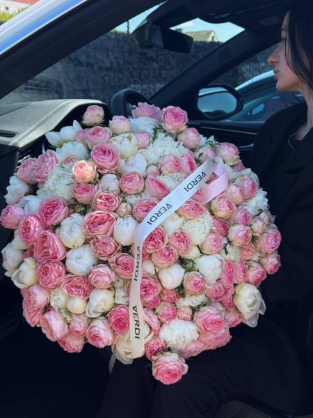 Букет з півоній та троянд