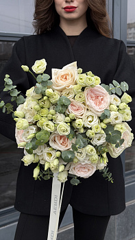 Букет з кремових троянд, еустоми та евкаліпту