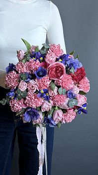 Букет з рожевих піоновидних троянд, гвоздик та фіолетових анемонів