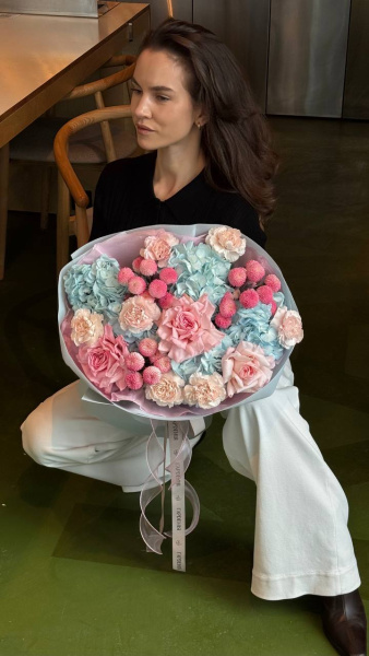 Букет з блакитної гортензії, рожевих троянд та гвоздик у світлому пакуванні