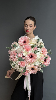 Букет з рожевих гербер, гвоздик та білої гортензії з евкаліптом