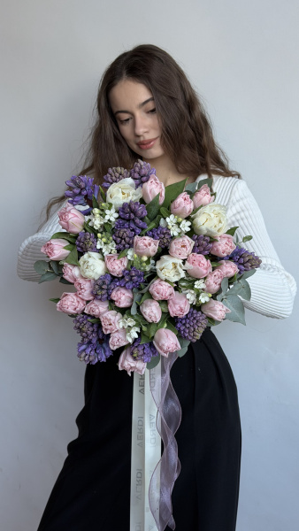 Букет з рожевих піоноподібних тюльпанів, фіолетових гіацинтів та білого оксипеталуму