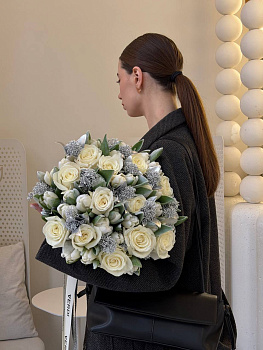 Букет з троянд Playa Blanka, тюльпанів Frost White та скімії