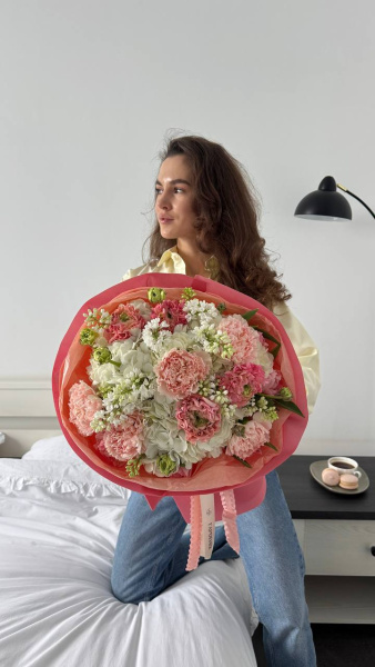 Букет з піоновидних тюльпанів, кучерявих ранункулюсів, персикових гвоздик та бузку