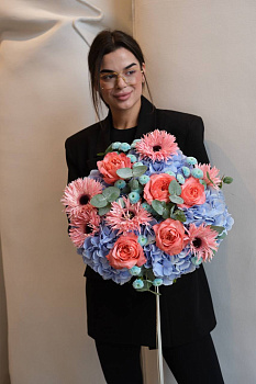 Букет з гортензій, троянд, гербер, сантіні та евкаліпту 