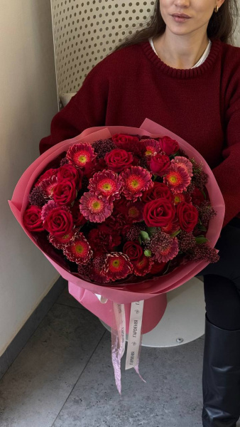 Букет з червоних троянд, гербер та гвоздик у рожевому пакуванні