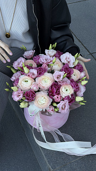 Коробка з ніжно-рожевих ранункулюсів, еустоми та махрових тюльпанів у рожевому оксамиті