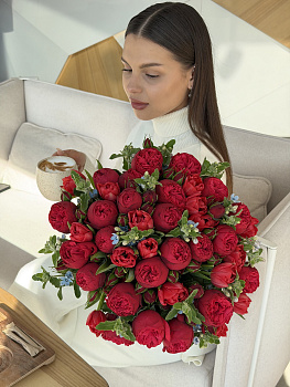 Букет з червоних піоноподібних троянд, тюльпанів та оксипеталуму