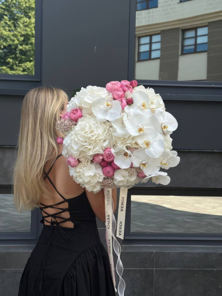 Букет з гортензій, троянд, орхідей та озамантусу