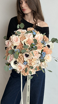 Букет з кремових троянд, анемонів та блакитного оксипеталуму з евкаліптом