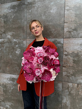 Букет з гортензій, фалінопсису, троянд, вакси та гвоздик