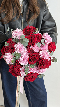 Букет з червоних троянд, рожевих гвоздик та евкаліпту
