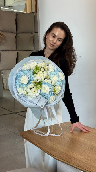 Букет з блакитної гортензії та білих гвоздик у ніжному пакуванні