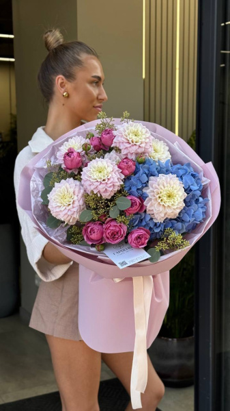 Букет з гортензій, троянд, жоржин та евкаліпту 