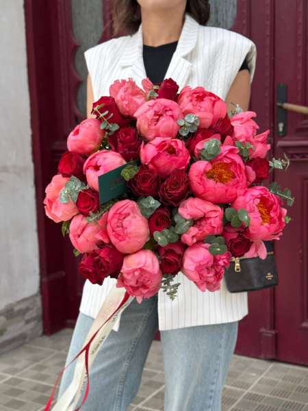 Букет з півоній та троянд